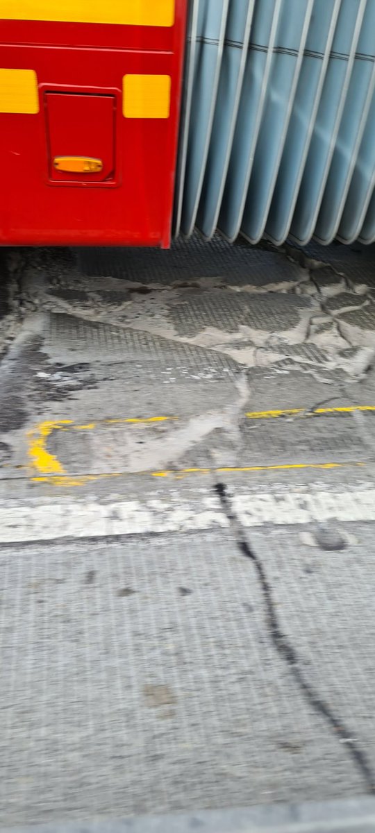 unicien's tweet photo. Hueco causa de tráfico transmilenio Calle 103. #transmilenio,#traficobogota #traficobogota #trancon #bogotaColombia https://t.co/FD1EZRr9A4