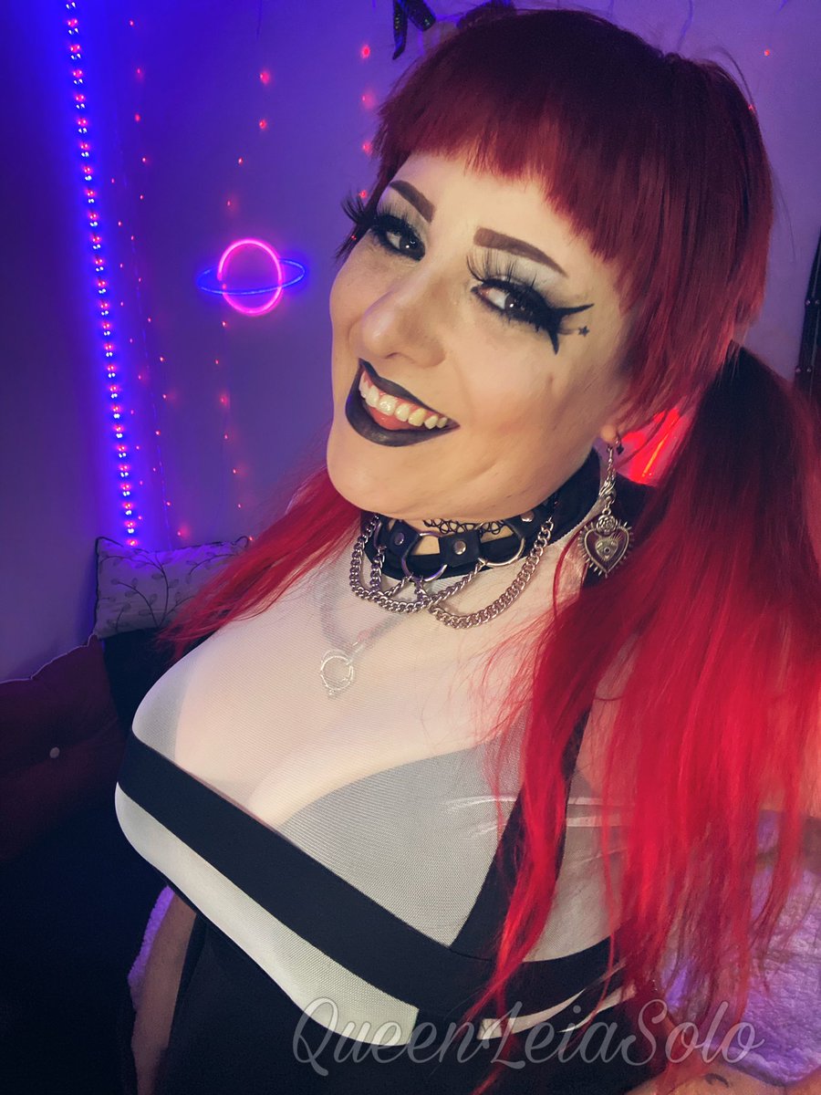 QueenLeiaSolo_'s tweet photo. I’m in the mood to kiss pretty girls. 
I need more girls to be mean to. 😈 https://t.co/0EsaxVEi1W