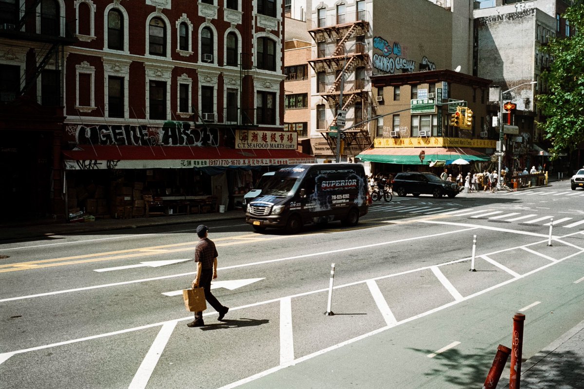 nathanabauman's tweet photo. chinatown, NYC on 35mm https://t.co/NxChKdN7Ya