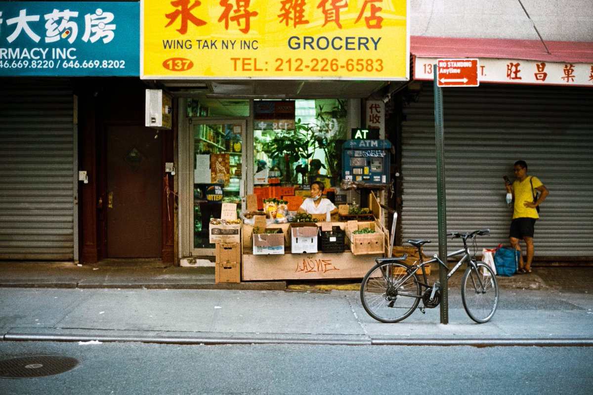nathanabauman's tweet photo. chinatown, NYC on 35mm https://t.co/NxChKdN7Ya