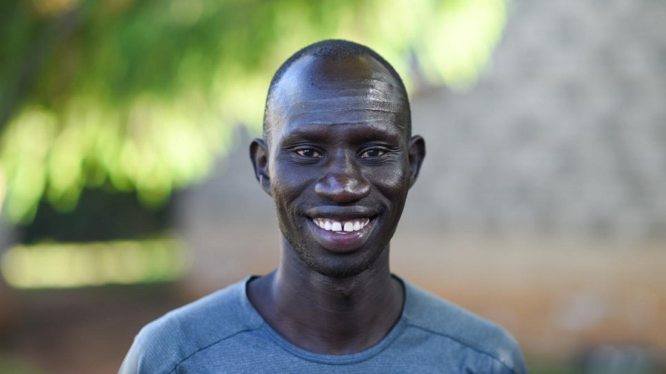 Le_HCR's tweet photo. 🎽 James Nyang Chiengjek a fuit son foyer au Soudan du Sud pour échapper au recrutement forcé comme enfant soldat. Arrivé en 2002 à Kakuma, au Kenya, il a rejoint un groupe de jeunes qui s’entraînaient en vue de courses longue distance. https://t.co/tyig0JQtJm https://t.co/uV5bzVGMqG