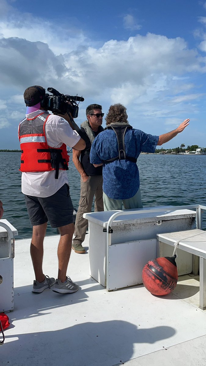 FIUEnvironment's tweet image. Today, we can see to the bottom of #BiscayneBay &amp;amp; we see #seagrass! Our buoys are doing their jobs &amp;amp; alerting us whenever something seems concerning. We’re in better shape a year later, but we still have a long way to go, says @crowl_ta 🐟🌱🌊

cc: @LOUISAGUIRRE @WPLGLocal10