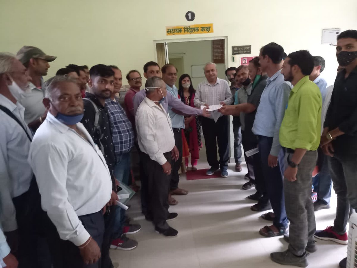 Meena2Skti's tweet photo. #कृषिपर्यवेक्षक_आंदोलन_चेतावनी
Sarkar hame lut kr khana chati h 
Agriculture supervisor ki mang hai ki unki paygread 3600 ki jaye
@KatariaLalchand 
@1stIndiaNews   कृषिपर्यवेक्षक_आंदोलन_चेतावनी https://t.co/vAHyd92x5H