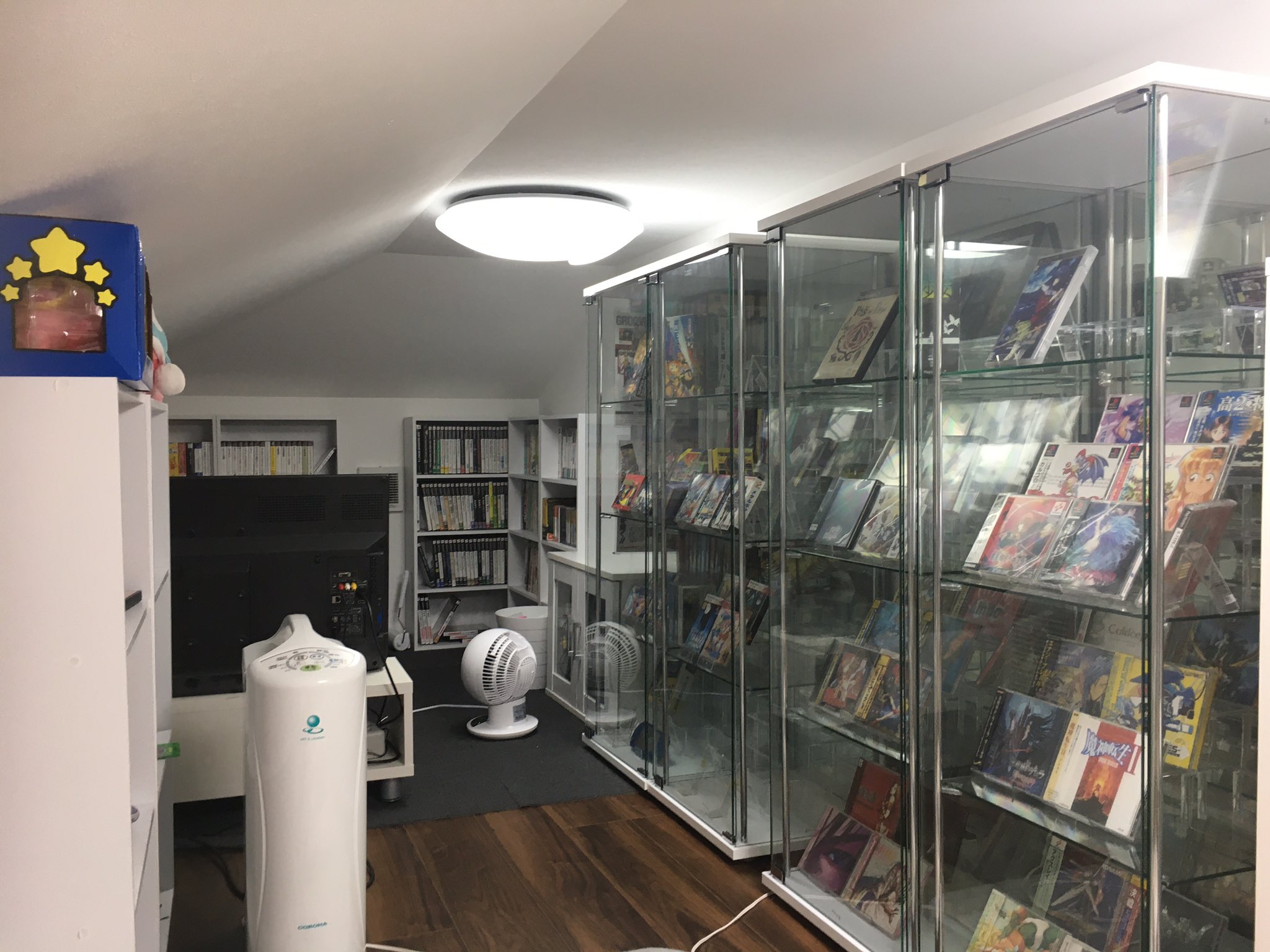 パセリウム コレクション部屋 私の屋根裏部屋のゲーム部屋を掃除ました かなり散らかっていて時間がかかりました 近々 コレクションケースを追加します ちなみに私の部屋は下が2畳半 屋根裏部屋は6畳となっています レトロゲーム T Co