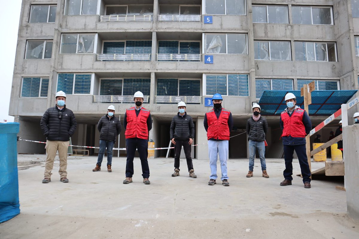 CChC_Chile's tweet photo. [🔴AHORA] Presidente CCHC y autoridades de @CChCValparaiso visitan el punto limpio de una obra de la empresa Viconsa en Reñaca Alto. La iniciativa recicla residuos sólidos de la construcción, cumpliendo con el compromiso de cuidar el medio ambiente. https://t.co/8M69qlOu2e