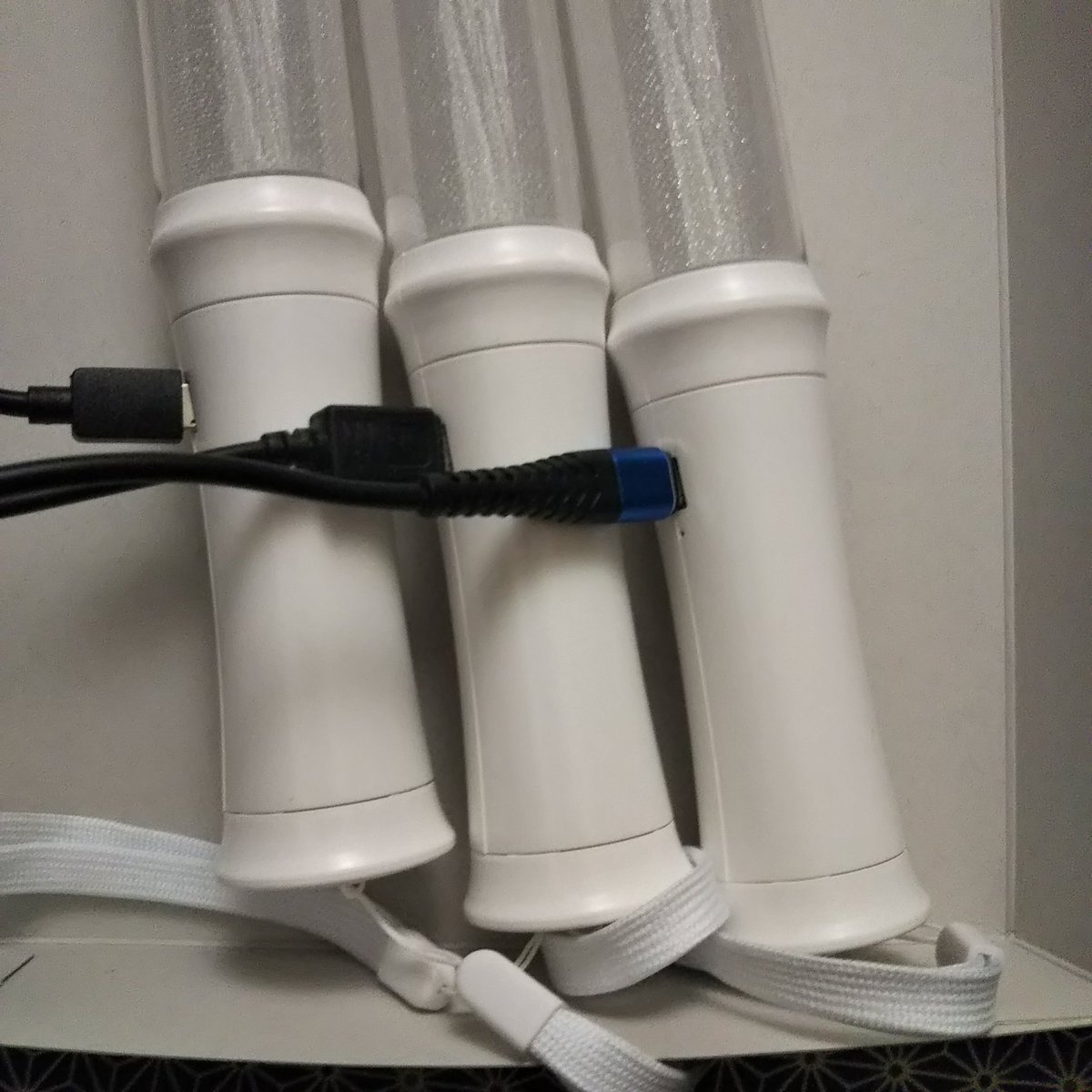 MiyakeKazu's tweet photo. やっとこのペンライトを使える！
電源切ると色が初期色(赤)になってしまうのと紫色がちょっとピンク色っぽいのが残念なところだけど、電池の入れ替えしなくて良いのはめっちゃ楽！
#SunSwing
#充電式ペンライト https://t.co/mO2zUOBgN6