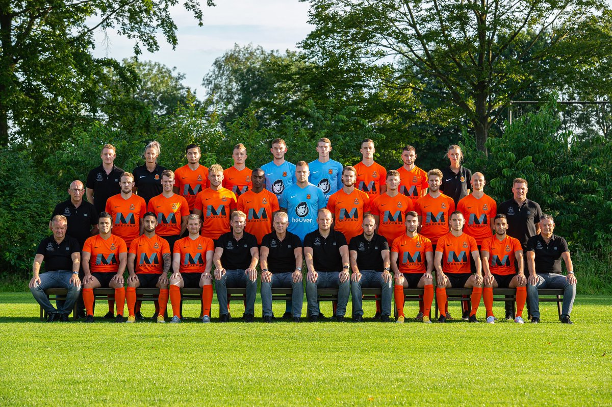 HHCHardenberg's tweet photo. 📸 De teamfoto van het komende seizoen. Zie de selectie en staf shinen! 🤩 https://t.co/tecFLziTrQ