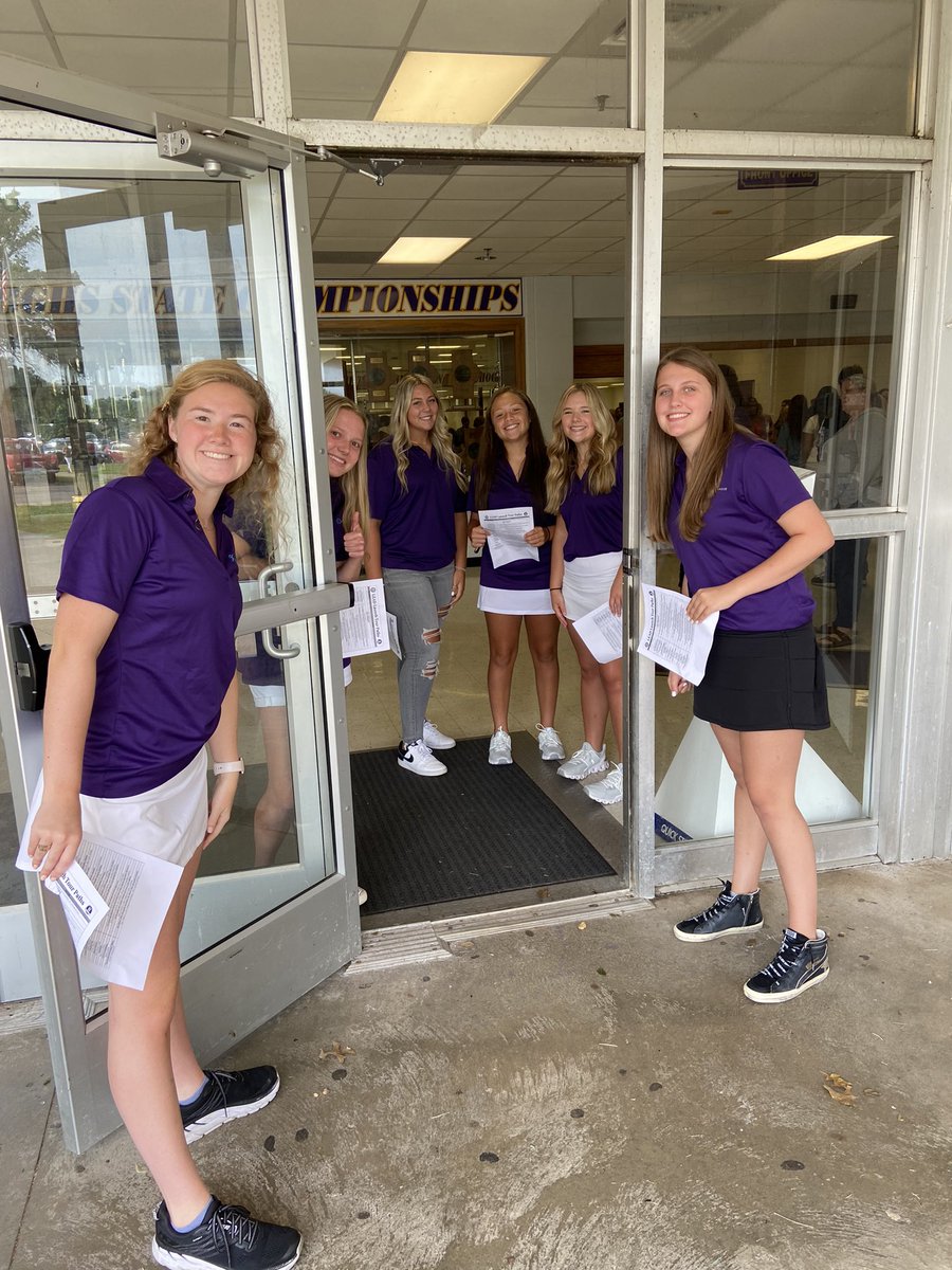 JoshPorterBGKY's tweet photo. Great group of Ambassadors at school this morning assisting with the LEAD Launch for the Class of ‘25! @BGHSPurplesNews @BGHSLEADacademy @SCKLAUNCH @BGChamber  @BakerTSandra https://t.co/0lkmI3RIHu