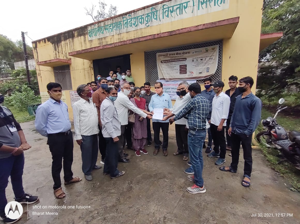 Hari_Meena_1's tweet photo. Various agricultural schemes of the state government are given by the agriculture supervisor to the farmers at the grassroots level. We demand that agriculture supervisor grade pay should be increased. 
#कृषिपर्यवेक्षक_आंदोलन_चेतावनी
@Meenahari98 https://t.co/t8BTHVHDNJ