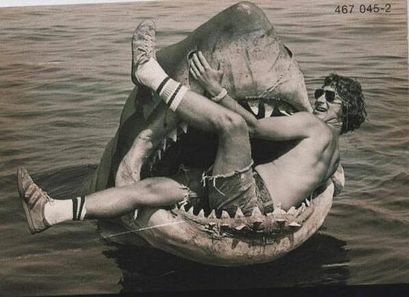 Steven Spielberg nos bastidores do filme Tubarão...