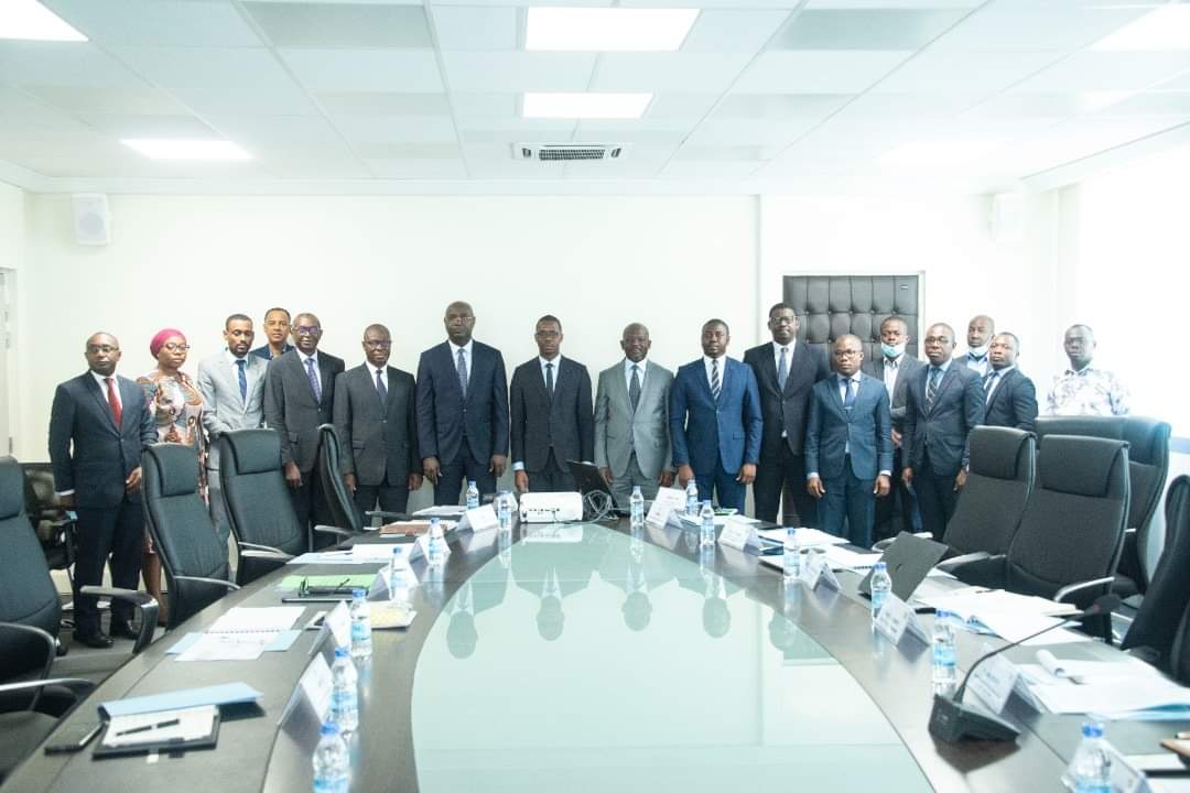 mulcv_gouv's tweet photo. 1/3 Le Dircab du MCLU, M.DIABATÉ Kaladji a présidé le mercredi dernier, une rencontre avec la #DGLCV, la #DGPI et des partenaires du privé. Cette réunion s'inscrit ds le cadre de la mise en place d’un Grpe de Travail pr la définition d’un modèle de Partenariat Public-Privé (PPP), https://t.co/I5YeskvgJm
