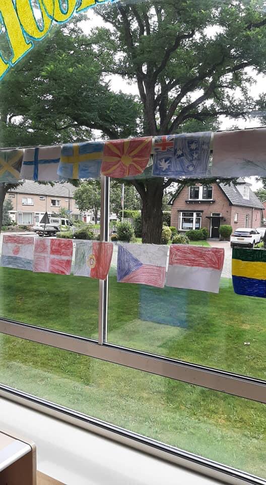 Deze week stond in het teken van alle landen die meedoen aan de Olympische Spelen en hun vlaggen. Weten jullie wel dat er 206 landen meedoen en dat de vlag van  Denemarken de oudste vlag is?  Reden genoeg om vlaggen te tekenen en te kleuren van de deelnemende landen.