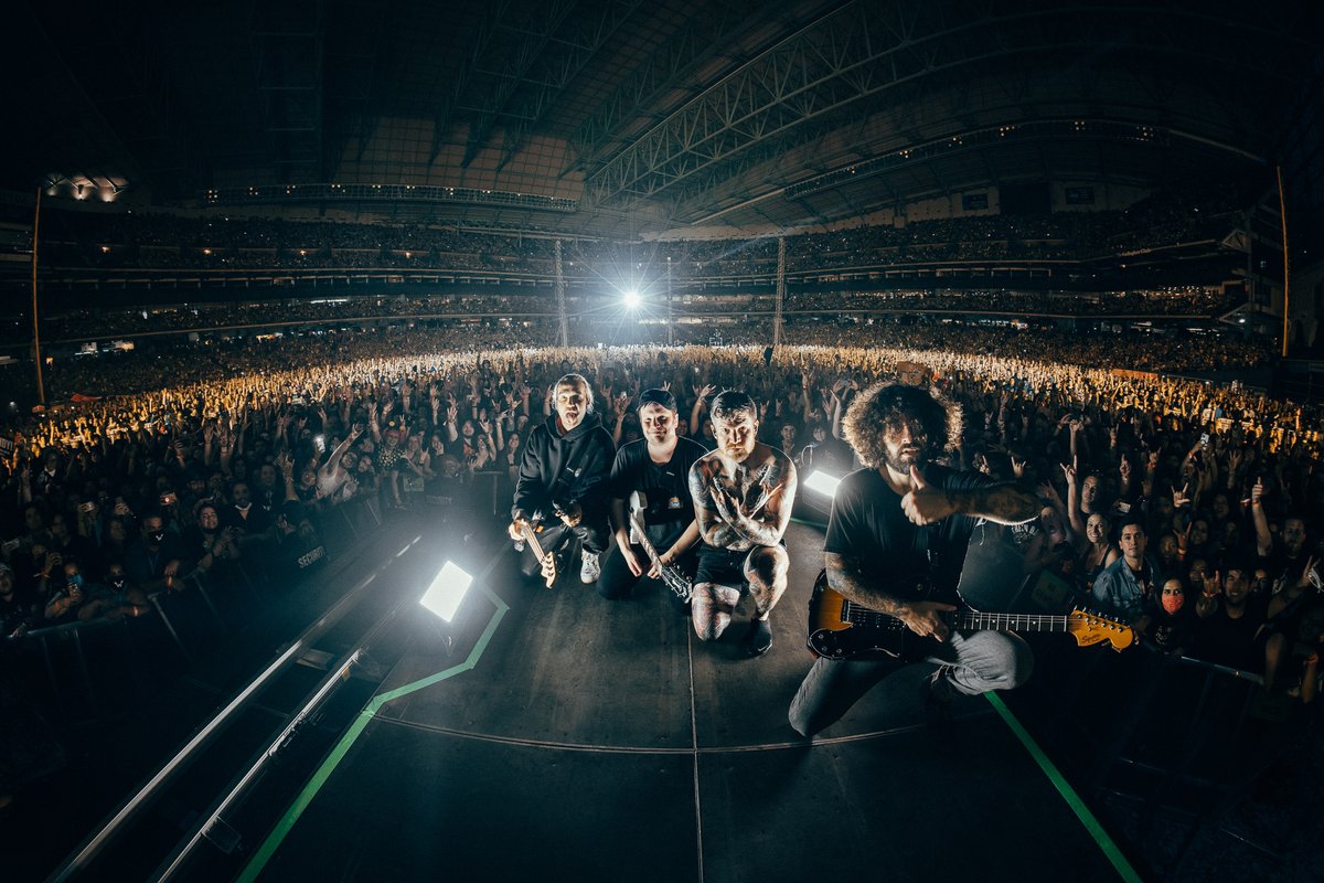 falloutboy's tweet image. andddd back to Texas for some Houston fun 😜

📸 @ElliottIngham