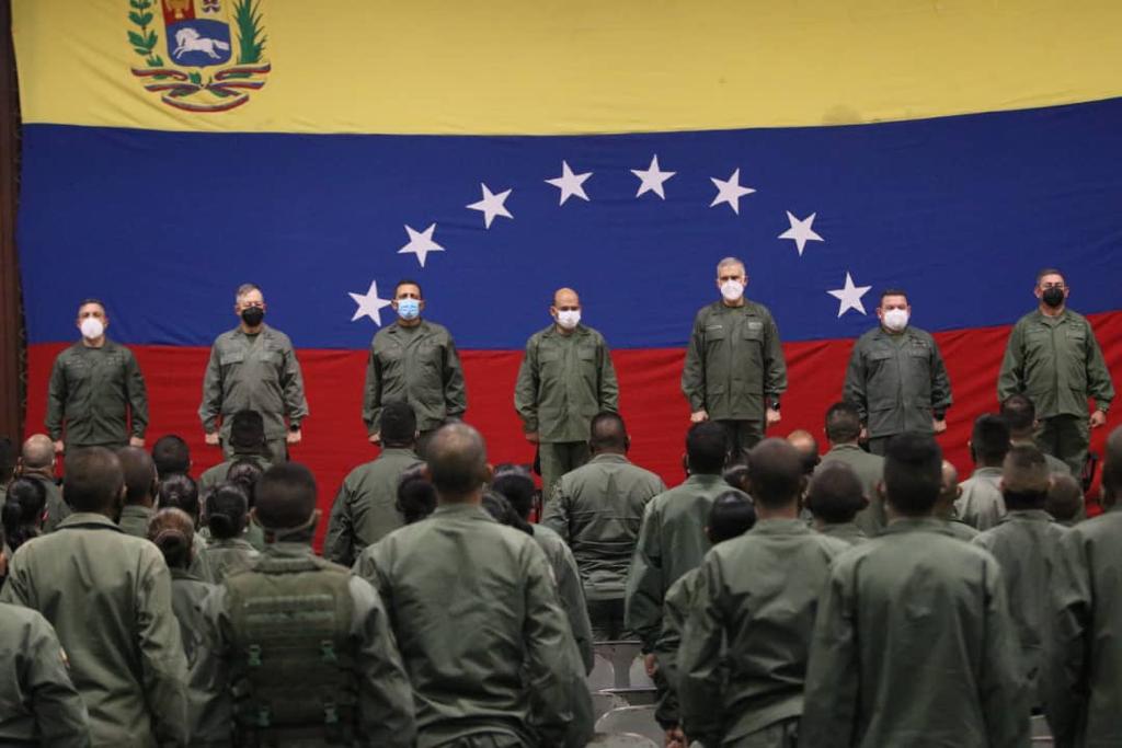 #30Jul || CMDTE GRAL de la <a href="/ArmadaFANBVzla/">Armada_ve</a> presidió la Clausura del I Curso para Comandantes de Unidades Tácticas del <a href="/AB_COMANDOIMB/">Infantería de Marina Bolivariana</a> y <a href="/AB_CUINAR/">AB_CUINAR</a>, fortaleciendo la capacitación de la dotación. #NavegandoAlBicentenario #FANBEnDefensaDeLaDignidad 
<a href="/NicolasMaduro/">Nicolás Maduro</a>