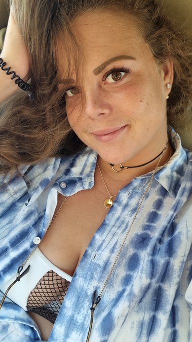 Ich w&uuml;nsche euch ein wundersch&ouml;nes Wochenende 🥰 mir geht es gut und ich hoffe euch auch!👌🏼  Was geht<a href="/tag/sweet"class="tags"><span>#sweet</span></a><a href="/tag/actress"class="tags"><span>#actress</span></a><a href="/tag/lovemyjob"class="tags"><span>#lovemyjob</span></a><a href="/tag/enjoy"class="tags"><span>#enjoy</span></a><a href="/tag/ass"class="tags"><span>#ass</span></a><a href="/tag/hotgirl"class="tags"><span>#hotgirl</span></a>