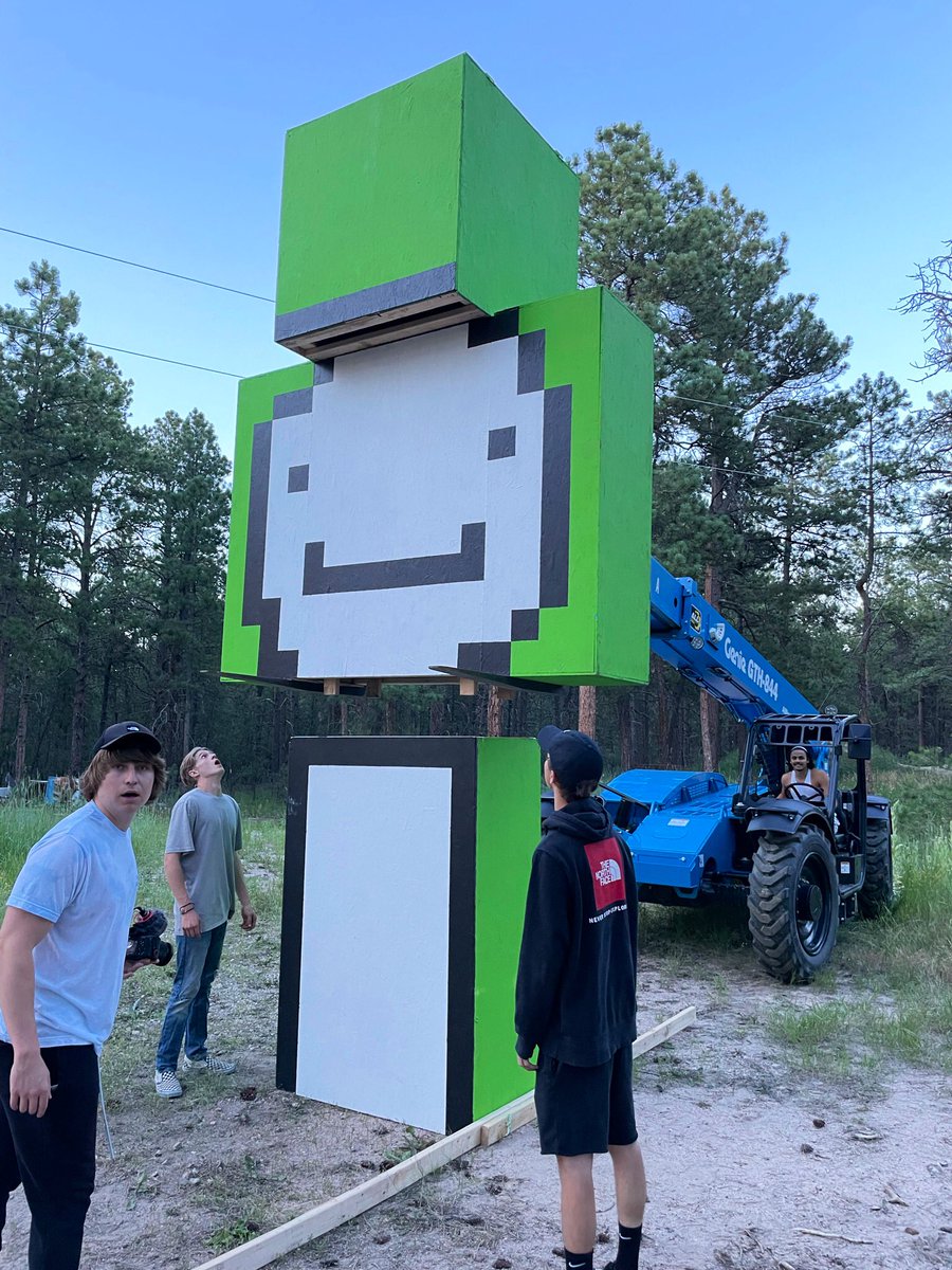 Yo <a href="/dreamwastaken/">dream</a> 👋🏻 DM me!

(This took forever help dream see it!)