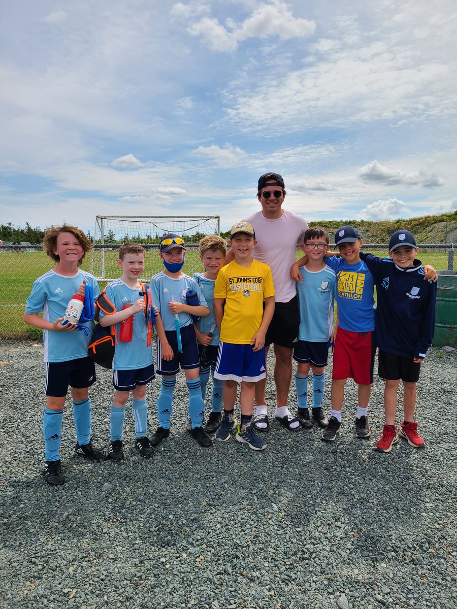 These @SFOAschool Falcons and Feildians @FAA1899 players were super excited to meet @AlexNewhook_ at Sunsplash ⚽️ tournament! Thanks #18 for taking the time to chat with them! #RoleModel #healthylifestyle #getactive #hockeysoccer @MsLaheyPE @KristaJoyBrown