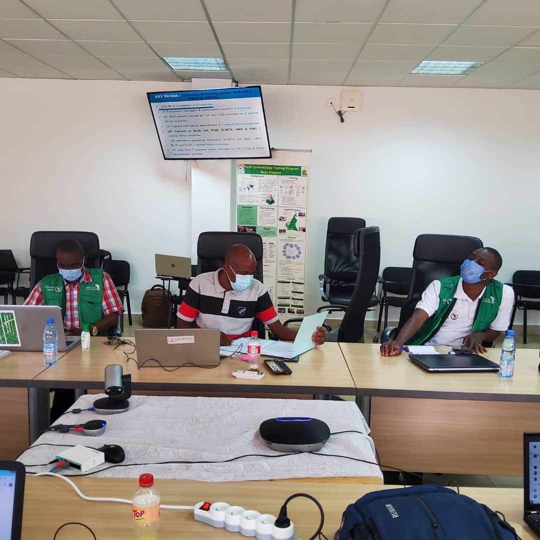 AfricaCDC's tweet photo. @Njukeng_Patrick Executive Director of @ghsscm the implementing partner of @AfricaCDC and @MastercardFdn "Saving Lives and Livelihoods" presents its area of expertise and experience to the #Cameroon MoH for a great collaboration.
#AfricaResponds #SavingLives #SavingLivelihoods https://t.co/4vkoWjiI1k