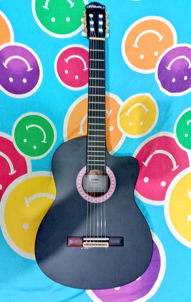 ZakkiAmali's tweet photo. Musik lagi haram ya? Yuk ah belajar yang haram-haram, katanya sih enak.
#gitartua https://t.co/eIj7t9qphZ