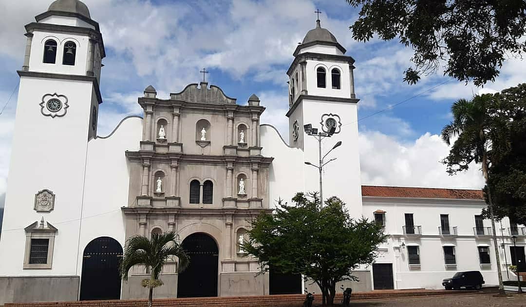 Amemosaltachira's tweet photo. Porque lo que se quiere se cuida, por ello @FreddyBernal continúa embelleciendo el #Táchira, así se ve la fachada de la iglesia La Catedral y el patrimonio histórico Edificio Nacional la cual es sede del @TsjTachira. 
#Táchiratequierobella
#AmemosAlTáchira 
@Juntosxtachira1 https://t.co/rn8dVkdL4d
