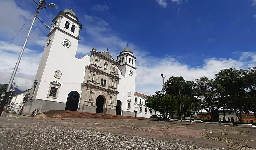Amemosaltachira's tweet photo. Porque lo que se quiere se cuida, por ello @FreddyBernal continúa embelleciendo el #Táchira, así se ve la fachada de la iglesia La Catedral y el patrimonio histórico Edificio Nacional la cual es sede del @TsjTachira. 
#Táchiratequierobella
#AmemosAlTáchira 
@Juntosxtachira1 https://t.co/rn8dVkdL4d