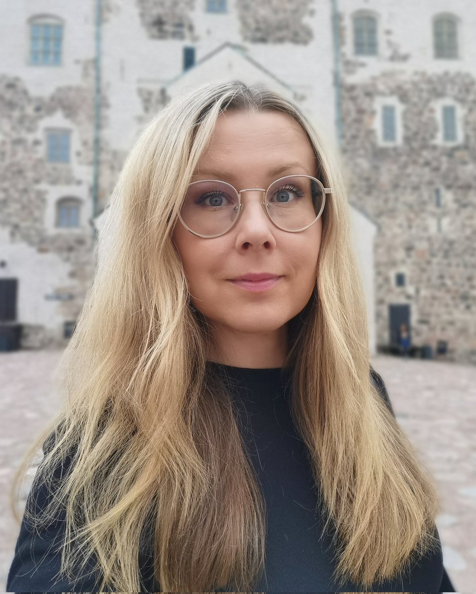 JohannaKoskela's tweet photo. Linna: tsek. Sitten jännittämään, toimiiko funikulaari. Kyllä ennen asiat tehtiin kestämään, tuokin maja tönöttänyt tuossa lähemmäs tuhat vuotta. #turus #loma https://t.co/cQw8Nagtvm