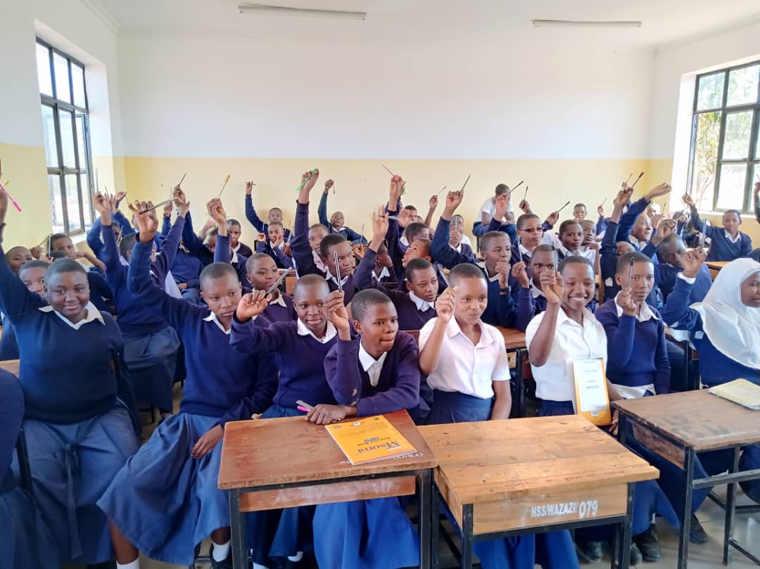 AsanteAfrica's tweet photo. #FieldDayFriday ~LEI Alumni who are part of the Youth Leadership Club, visited a secondary school in Tanzania and paid it forward by donating pens and supplies to students. They also taught the kids how to succeed in exams and how to start "pay-it-forward" clubs in their school. https://t.co/y0i9H0N6kO