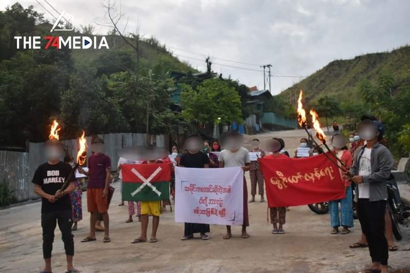 The74Media2019's tweet photo. သမိုင်းကတောင်းဆိုတဲ့အခါ  ငါတို့အားလုံး စစ်သားဖြစ်ခဲ့ရပြီ  စာသားတွေနဲ့အတူစစ်အာဏာရှင်စနစ် ဆန့်ကျင်ခဲ့ကြသည့် ဖားကန့်မြို့အေးမြသာယာရပ်ကွက် ညသပိတ် - ဇူလိုင် ၃၀ ရက်၊ ၂၀၂၁ ခုနစ် https://t.co/z4oNofGf6V