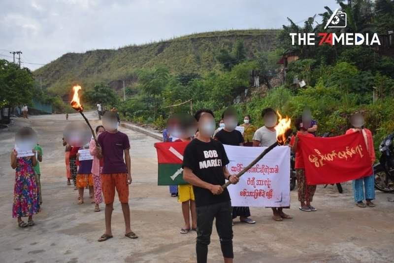 The74Media2019's tweet photo. သမိုင်းကတောင်းဆိုတဲ့အခါ  ငါတို့အားလုံး စစ်သားဖြစ်ခဲ့ရပြီ  စာသားတွေနဲ့အတူစစ်အာဏာရှင်စနစ် ဆန့်ကျင်ခဲ့ကြသည့် ဖားကန့်မြို့အေးမြသာယာရပ်ကွက် ညသပိတ် - ဇူလိုင် ၃၀ ရက်၊ ၂၀၂၁ ခုနစ် https://t.co/z4oNofGf6V