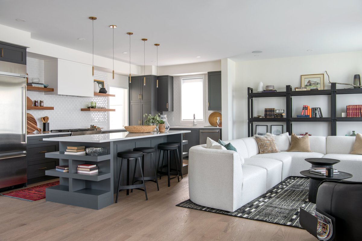 Located in Richardson Ridge, The Hillcrest model home is a new 2-storey, contemporary-design single. Its strong vertical articulation on the exterior is partnered with a bright well-proportioned interior layout. 

uniformdevelopments.com/model-home/kan…

#OttawaNewHomes