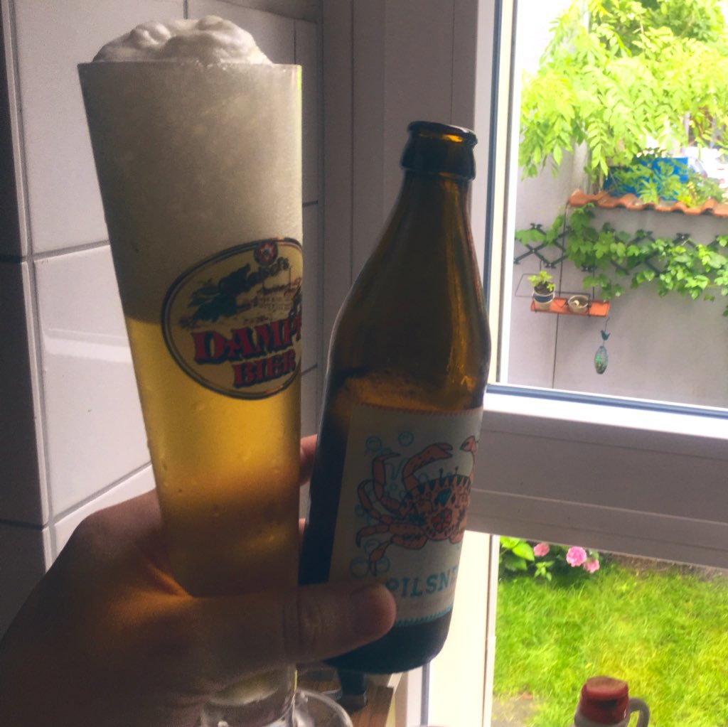 bartlebeer's tweet photo. @maisel_friends @HoppiThek @dampfbier Tilmaiselmans Dampfpils schmeckt schon mal herrlich herb raus, mit Sahneschaumhaube.

#Meisenmann #Bierschaum #Dampfbier RIP https://t.co/YGZ9MjAU0K