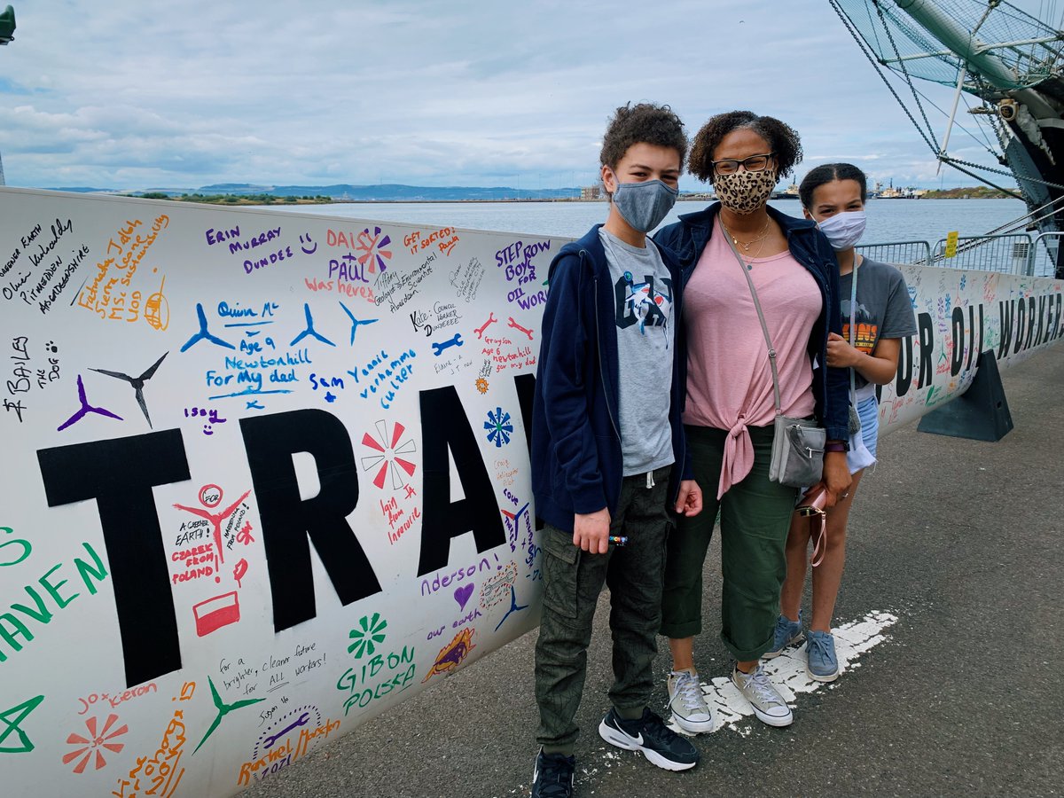 GreenpeaceUK's tweet photo. Paula brought her family to Leith Harbour to sign the blade demanding a just transition for oil workers.

Stop by before 6pm to add your name!✏️ https://t.co/F7nJ6yLk3M
