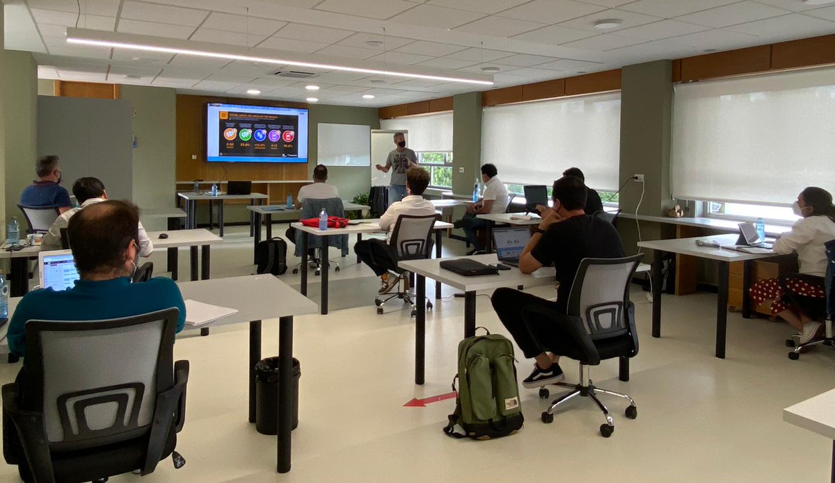 TurislabG's tweet photo. “As redes sociais son o mellor escaparate dunha #startup, xa que vos aportan visibilidade e a posibilidade de promocionar o voso proxecto” @francmc , impartiu un novo módulo sobre #SocialMedia en #Turislab no que lles mostrou aos emprendedores as vantaxes das RRSS. https://t.co/qNIOirx2dt