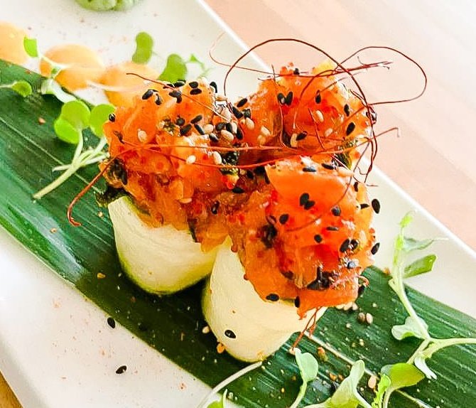 Resfréscate con la sabrosa #sugerencia que te ofrecemos este #findesemana: Gunkan de tartar de salmón con lima y sriracha. Abrimos todos los días excepto lunes noche y martes todo el día.
#sushi #cocinafusion #terraza #delivery #takeaway #sushilovers #SushiAdictos  #Asakofeelfood