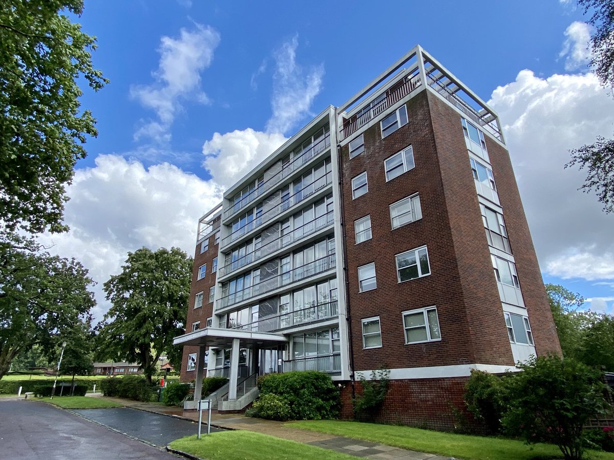 aroundthehouses's tweet image. Where I’ve just been and got an instruction. Penthouse apartment with brilliant views, double garage and wrap around balcony. Possible development potential too!!! ⁦@compassresiden1⁩ #property #penthouse #developmentpotential #westdulwich #sydenham #views #garage #balcony