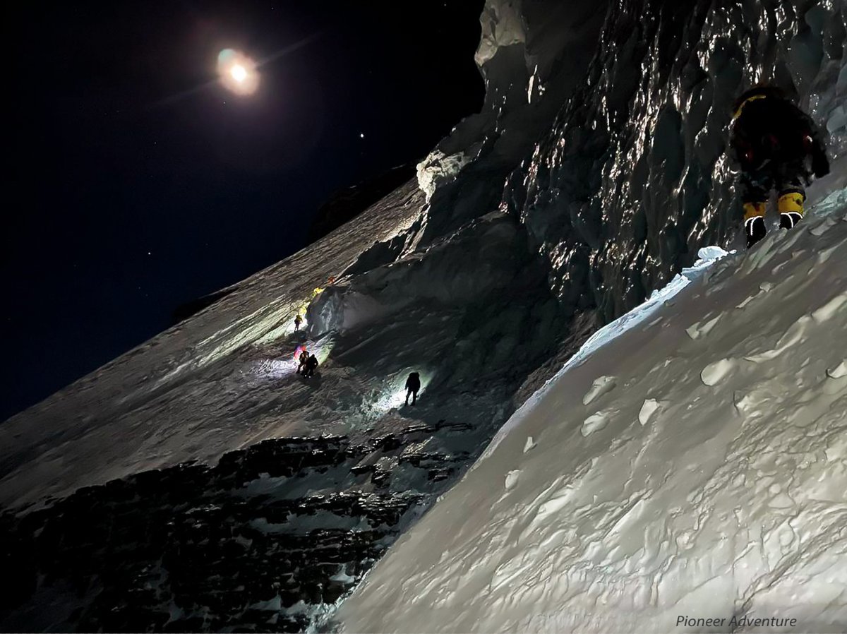 🏔 8000m - KARAKORUM
Una selección de las 📸 que más me han gustado esta temporada y  que aún no he compartido.

 #K2:
1- Últimos metros antes de la cumbre
<a href="/MountExpeds/">Jon Gupta</a> instagram.com/mountexpeds/

2- Travesía en el Bottleneck
© Pioneer Adventure instagram.com/p/CR2sYmupfqy/