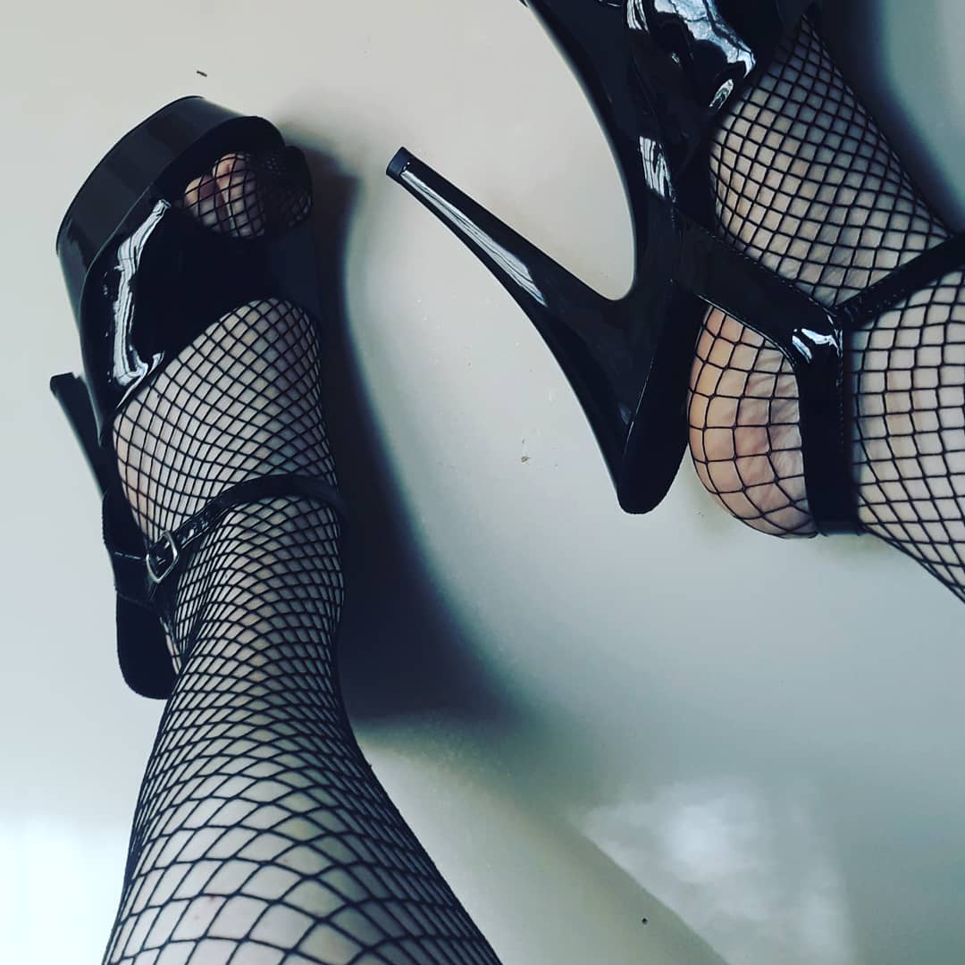 3 pic. New heels 👠🔥☺️ #crossdresser #crossdressing #heels #fishnet #stockings #sissyfeet #sissycd #sissyfication https://t.co/oDKwyiPUeM