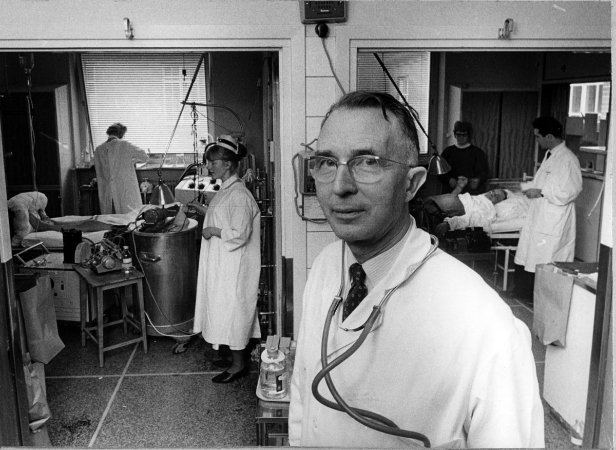 StoriaMedicina's tweet photo. Nils #Alwall (1904-1986), a Swedish professor at Lund University was a pioneer in #hemodialysis (1946) and the inventor of one of the first practical #dialysis machines. Alwall pioneered the technique of ultrafiltration and introduced the principle of hemofiltration.
#histmed https://t.co/Qade2VfKVa