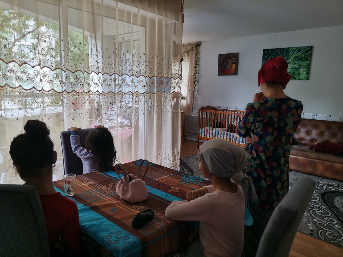 Enfantscanal's tweet photo. 📸 "Lieux de vie/Locație de locuit" : 1 exposition des jeunes #Romcivic en @ServiceCivique
🏠 [4/4] Dernière journée : Angelica. Dans son appartement, pleine de joie, impatiente de travailler quand ses enfants iront l’école, après la vie en bidonville.
➡ https://t.co/fFd50DI9Lm https://t.co/SfwZPDaEPn