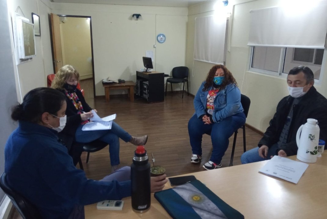 *Mañana de reuniones en UDPM*

También <a href="/grillo141/">Ruben Dario</a> y miembros de su Comisión Directiva, se reunieron con la Directora de Nivel Medio <a href="/EscurdiaViviana/">Viviana E Escurdia</a> y la Auditora del CGE Analia Bárbaro pra últimar detalles sobre el proyecto de capacitación que se impulsa en conjunto