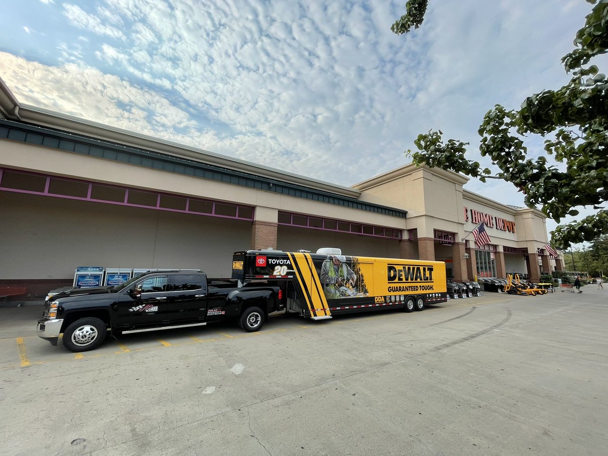 DepotLuke07's tweet photo. DeWalt in the HOUSE at the 4017Machine. @JoeGibbsRacing and the Dewalt crew are representing!! Thanks team for a great event and support 💪🏻 🏆⭐️🏎@ShannonLFlynn3 @THDangelina4017 @Billaj57 @blkubes @ryan_quam https://t.co/HRzhDIOi0k