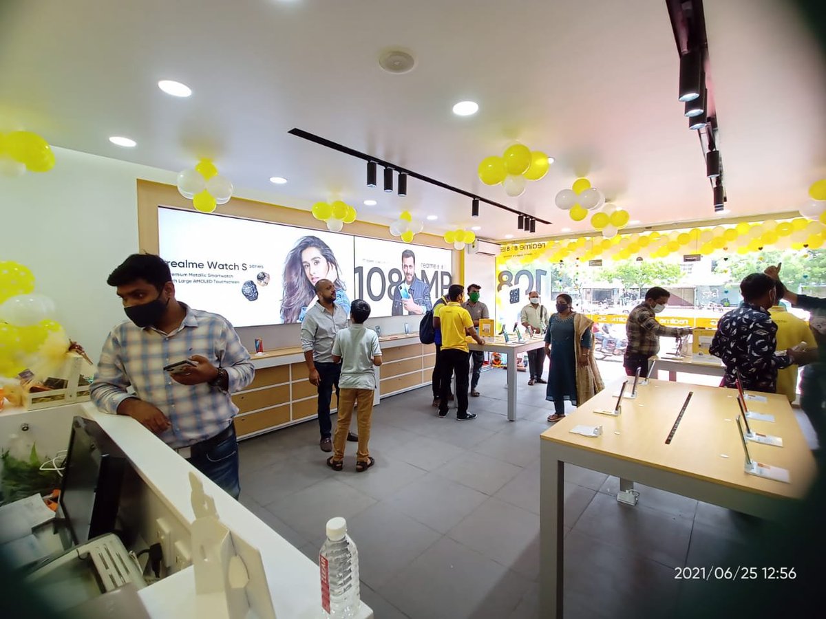 MadhavSheth1's tweet photo. We love to get one step closer to our fans. In the past few months, #realme opened many smart stores across India including Asansol, Jaipur, Surat & Siddipet.
#realmeSmartStore https://t.co/zOgpzKOoDG