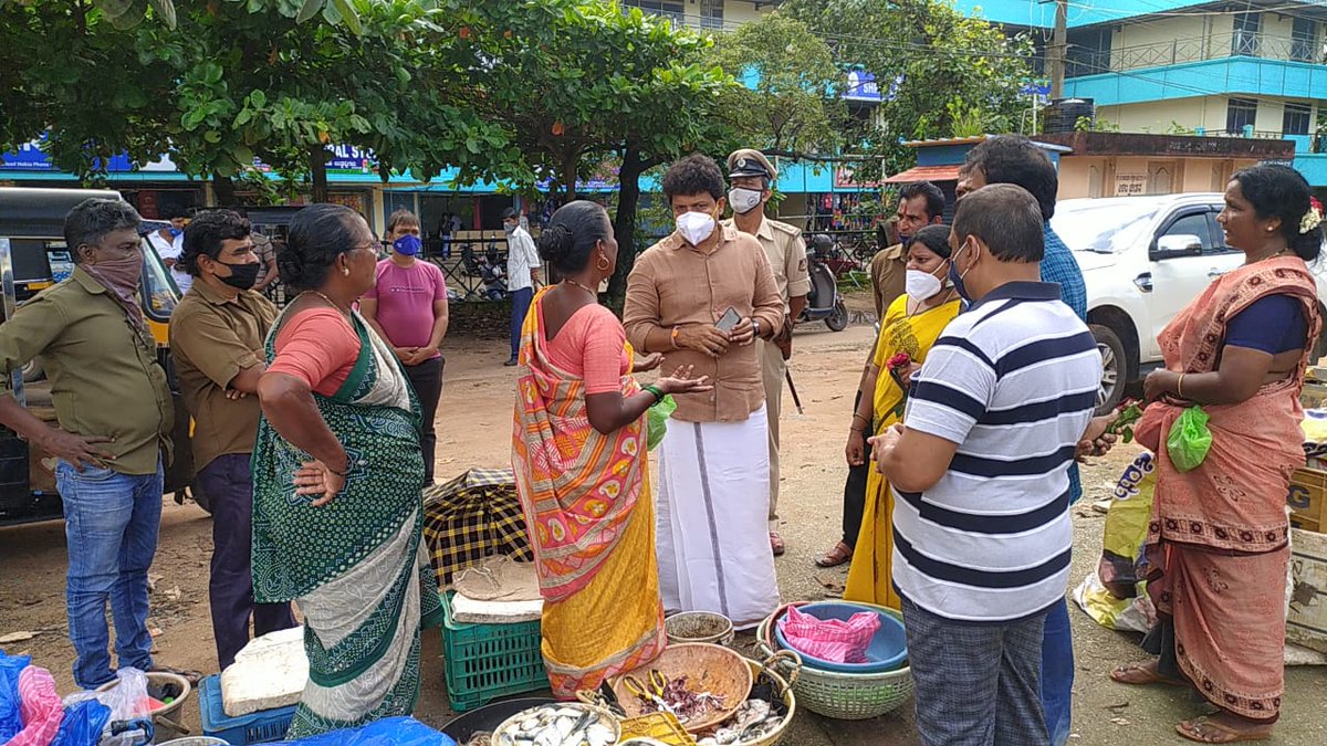 ಬೈಕಂಪಾಡಿಯ ಹೆದ್ದಾರಿ ಬದಿ ಇರುವ ಮೀನುಮಾರುಕಟ್ಟೆ ಅಜೀರ್ಣಾವಸ್ಥೆಯಲ್ಲಿದ್ದು ಸೂಕ್ತ ವ್ಯವಸ್ಥೆ ಕಲ್ಪಿಸುವ ಬಗ್ಗೆ ಸ್ಥಳೀಯ ಮೀನುಗಾರರು ಮನವಿ ಮಾಡಿದರು.
ಶುಕ್ರವಾರ ಬೈಕಂಪಾಡಿ ಮೀನು ಮಾರುಕಟ್ಟೆ, ತರಕಾರಿ ಮಾರುಕಟ್ಟೆ ವೀಕ್ಷಿಸಿ ಮೀನುಗಾರರ ಅಹವಾಲು ಆಲಿಸಿದರು.