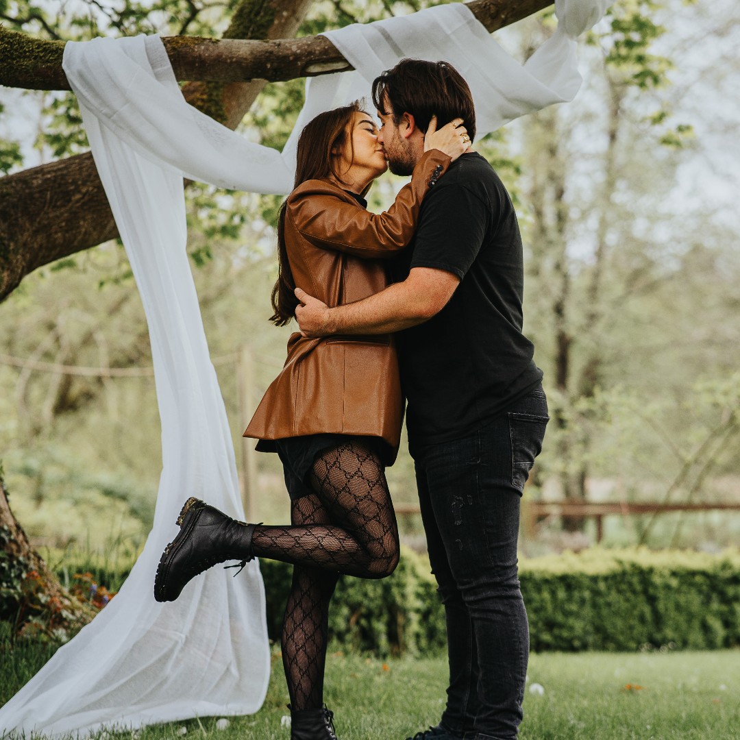 TheCotswoldPro1's tweet photo. "You know, in the old movies, whenever a girl would get seriously kissed, her foot would just kind ofโฆ pop.โ - Princess Diaries ๐๐ค
#Cotswolds #engaged #bridetobe #engagement #shesaidyes #engagementring #proposal #proposalideas #engagementphotos #hebenttheknee #proposalplanner https://t.co/9KJGJtYSan