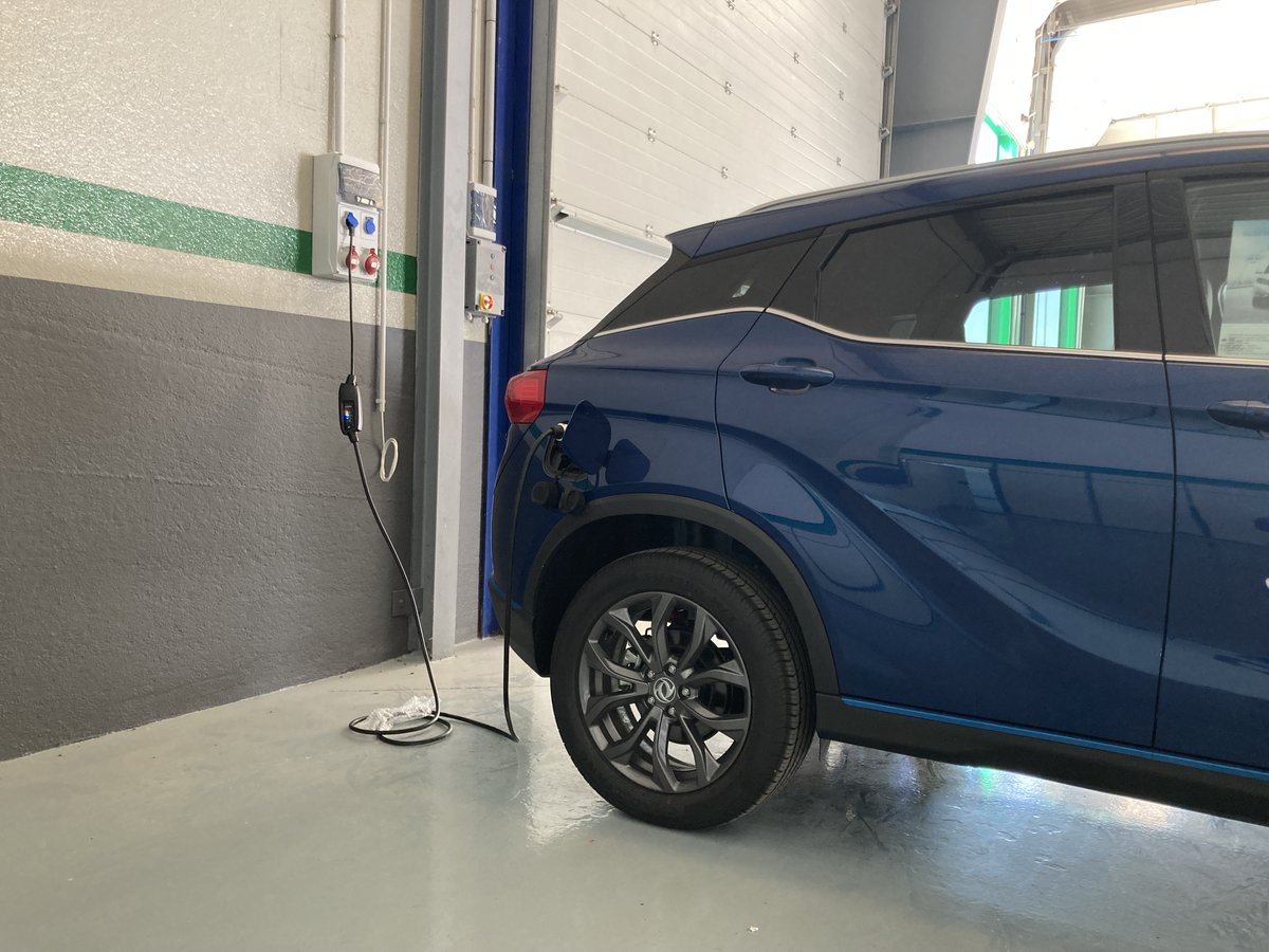 El proceso de carga del nuevo DFSK Seres 3 cien por cien eléctrico y de cero emisiones es muy sencillo, y nos ofrece la posibilidad de realizar la carga en cargadores rápidos, o en nuestra casa o parking. Visita nuestras instalaciones. #dfsk #dfskseres3 #ELECTRICO