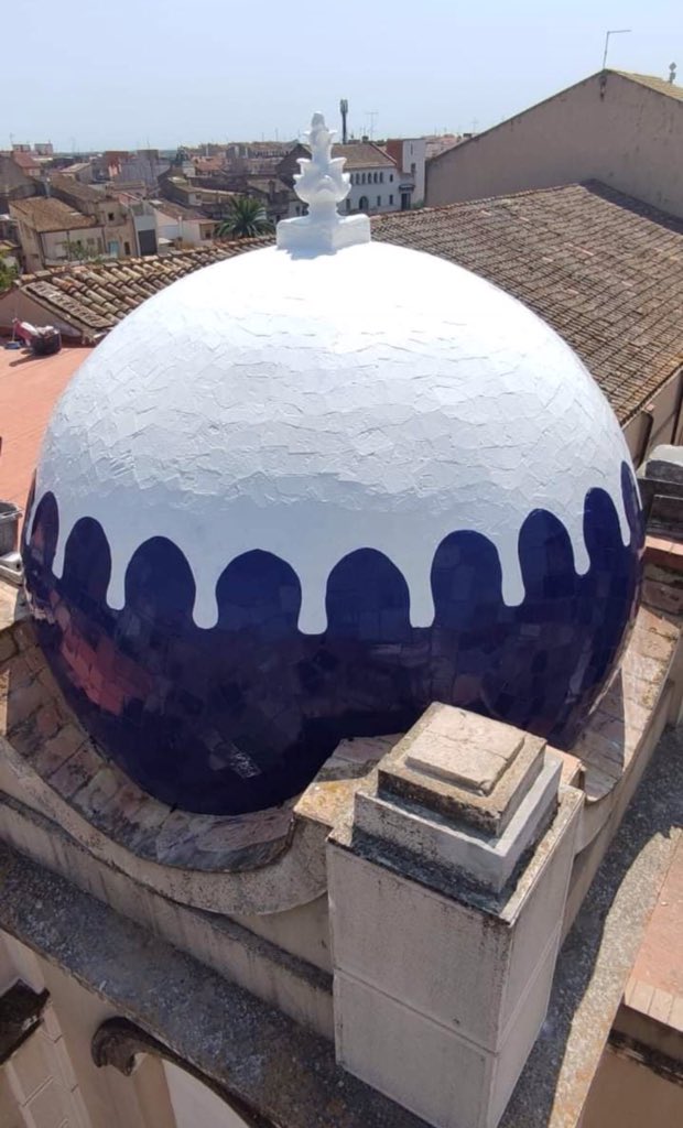 DPedreroRoson's tweet photo. El ayto. de Figueres ha decidido reparar el terrado del Teatre Municipal El Jardí, edificio construido en 1914 por Llorenç Ros i Costa y catalogado como BCIL. No supondría problema alguno si no hubieran decidido pintar el trencadís de cerámica (según ellos solo lo han saneado). https://t.co/as1addKmnp
