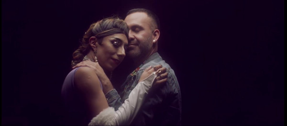 artsandcraftsmx's tweet photo. ¿Ya viste el video de "Mitad Sombra Mitad Luz" de @lolaamusica?
Este clip refleja amor incondicional y aceptación a la perfección gracias al baile entre @Kimbara_Kumbara 💃 y @larellano1

Dirigido por Diego Velázquez #RootFilmsMx
🎬 https://t.co/u8Nr1ZWycH https://t.co/Wcr2dcqGOh