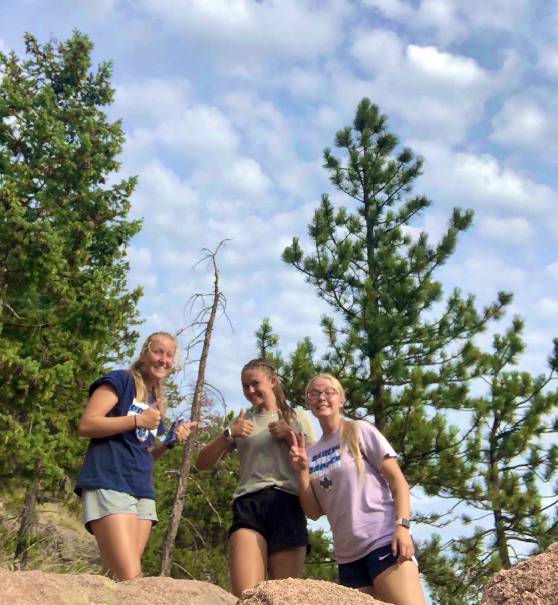RiverdaleRidge1's tweet photo. On days off, a nice steep hike sounds nice!!! ⚽️🌲🌲🌲  #SummerFun #RavenFam #SoccerGirls #TeammatesWhoHikeTogetherStayTogether #27jSchools https://t.co/dOEVndxhnG