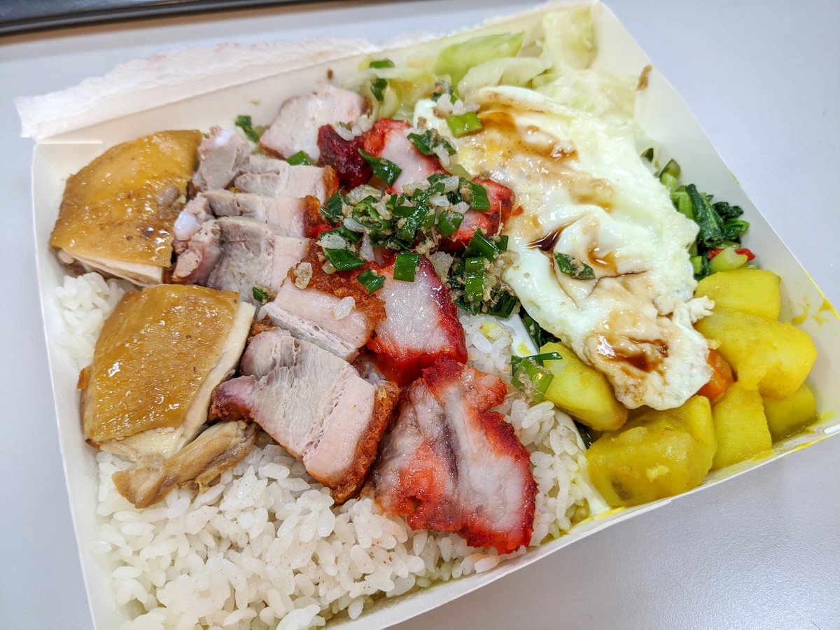 WandererTaiwan's tweet photo. 昨天吃台北的港式燒臘飯:招牌三寶飯。
覺得重點還是上面的油蔥.....可惜給太少了😂
#燒臘 #香港 #HongKong #港式 #燒臘飯 #Cookedrice #三寶飯 #油蔥 #燒味 #charsiu #rice #Siumei #烤乳豬 #燒肉 #叉燒 #油雞 #好吃 #美食 #B級グルメ #food #飯 #台北 #臺北 #臺灣 #Taipei #台灣 #台湾 #Taiwan #대만 https://t.co/eLmml43O1z