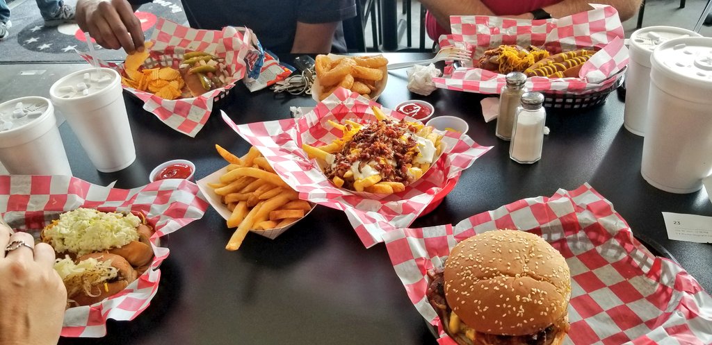 GlennJacobsTN's tweet photo. It's hot dog heaven on earth at D&amp;B's Hot Dogs and Ice Cream! https://t.co/lYb8yQp1TK